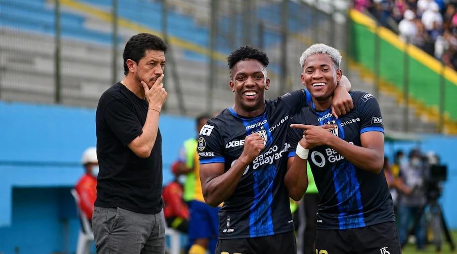 Paúl Vélez arremete contra el nuevo formato de LigaPro 2027: “Todo es para que IDV no sea campeón” 22 Paúl Vélez, DT de Mushuc Runa, criticó los Play-Offs de LigaPro 2027 y afirmó que las reformas buscan evitar que Independiente del Valle sea campeón.
