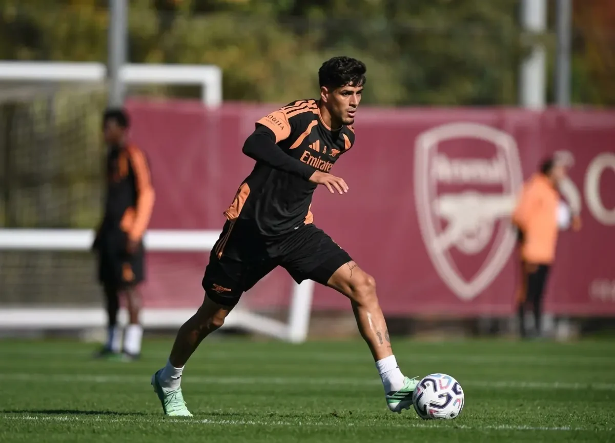 Piero Hincapié avanza en su recuperación y se acerca a su regreso con el Arsenal 22 Piero Hincapié sigue su recuperación en el Arsenal y podría volver a la convocatoria ante Leeds este sábado, según The Standard.