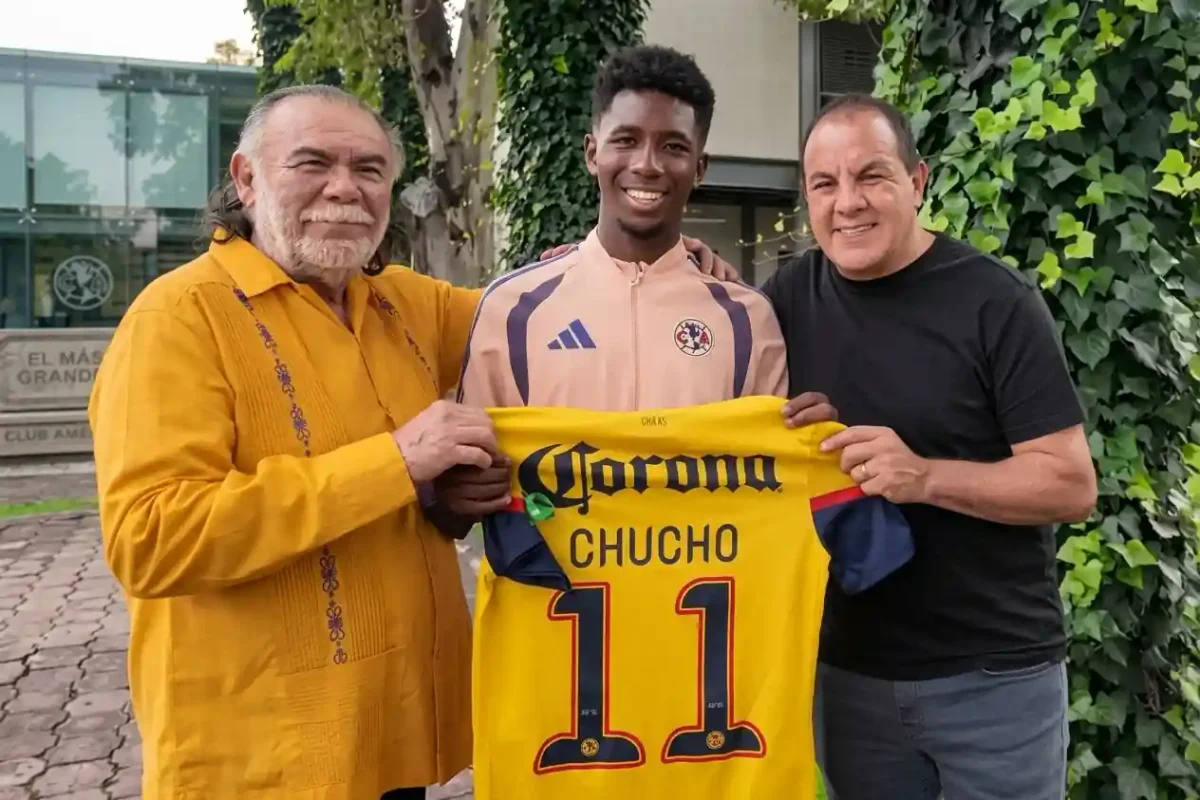 Una deuda de honor en Coapa: Roger Benítez recibe la última camiseta del América que usó su padre, Christian ‘Chucho’ Benítez 22 Roger Benítez recibió la última camiseta del América que usó su padre Christian Chucho Benítez en la final de 2013.