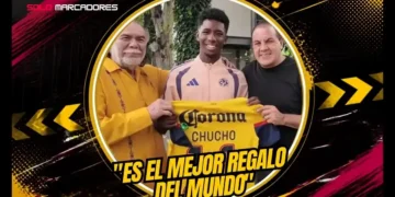 Una deuda de honor en Coapa: Roger Benítez recibe la última camiseta del América que usó su padre, Christian ‘Chucho’ Benítez 1 Roger Benítez recibió la última camiseta del América que usó su padre Christian Chucho Benítez en la final de 2013.